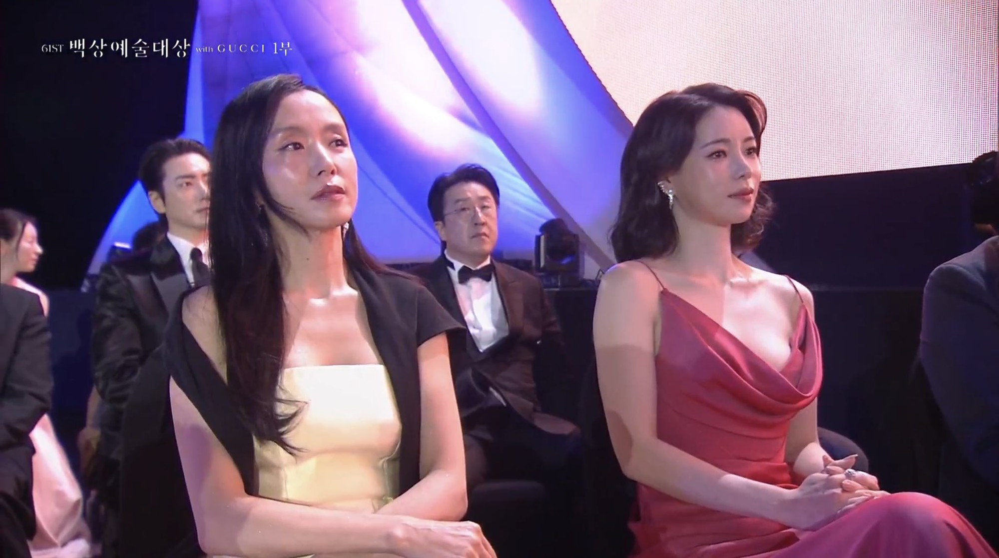 Bắt gọn Lim Ji Yeon đơ người, gượng gạo khi bạn thân thắng Baeksang, chuyện gì xảy ra đến mức này?- Ảnh 3. Bắt gọn Lim Ji Yeon đơ người, gượng gạo khi bạn thân thắng Baeksang, chuyện gì xảy ra đến mức này?- Ảnh 3.