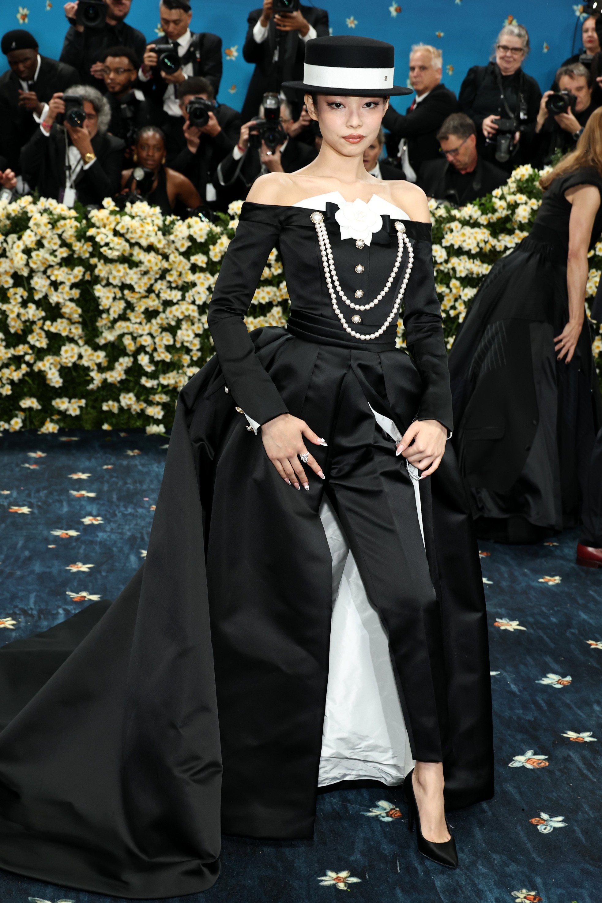 Thực hư nam ca sĩ tỷ view ngã “bổ nhào”’ tại Met Gala 2025, tranh spotlight của dàn sao hạng A- Ảnh 2.
