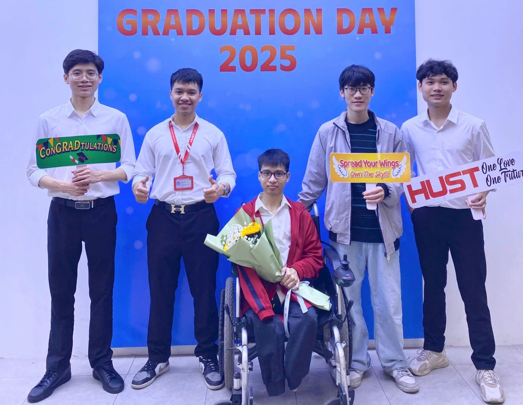 Nam sinh 10 năm được bạn cõng đi học tốt nghiệp ĐH Bách Khoa loại Giỏi: "Hiếu sẽ cùng bố mẹ mình có mặt ở lễ trao bằng"- Ảnh 7.