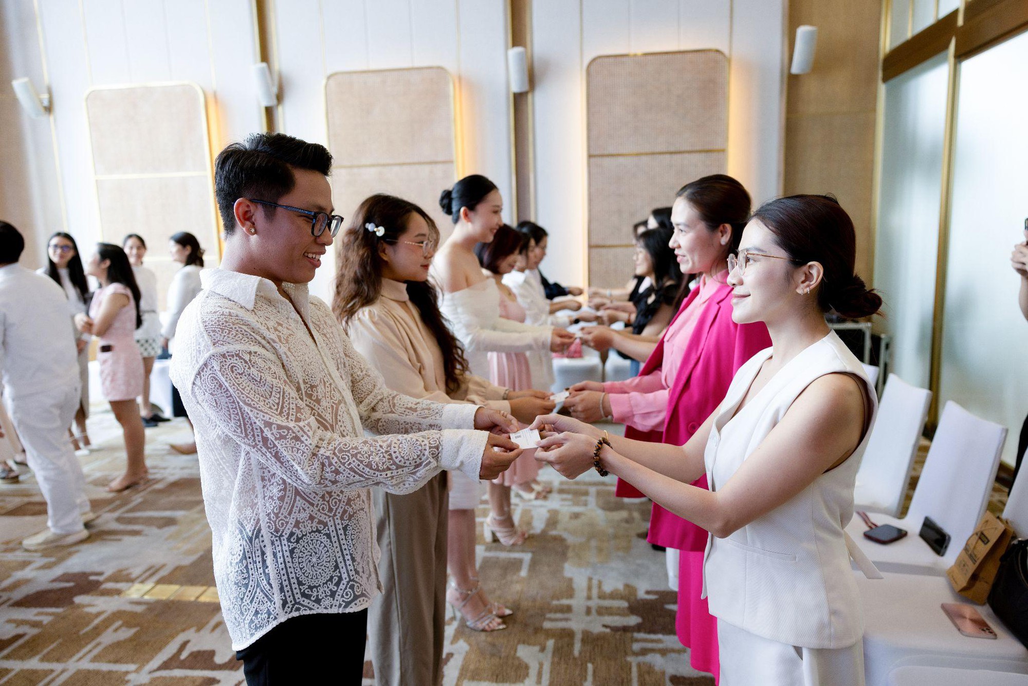 “Business Etiquette” có gì đặc biệt mà khiến giới trẻ săn lùng để học- Ảnh 3. “Business Etiquette” có gì đặc biệt mà khiến giới trẻ săn lùng để học- Ảnh 3.