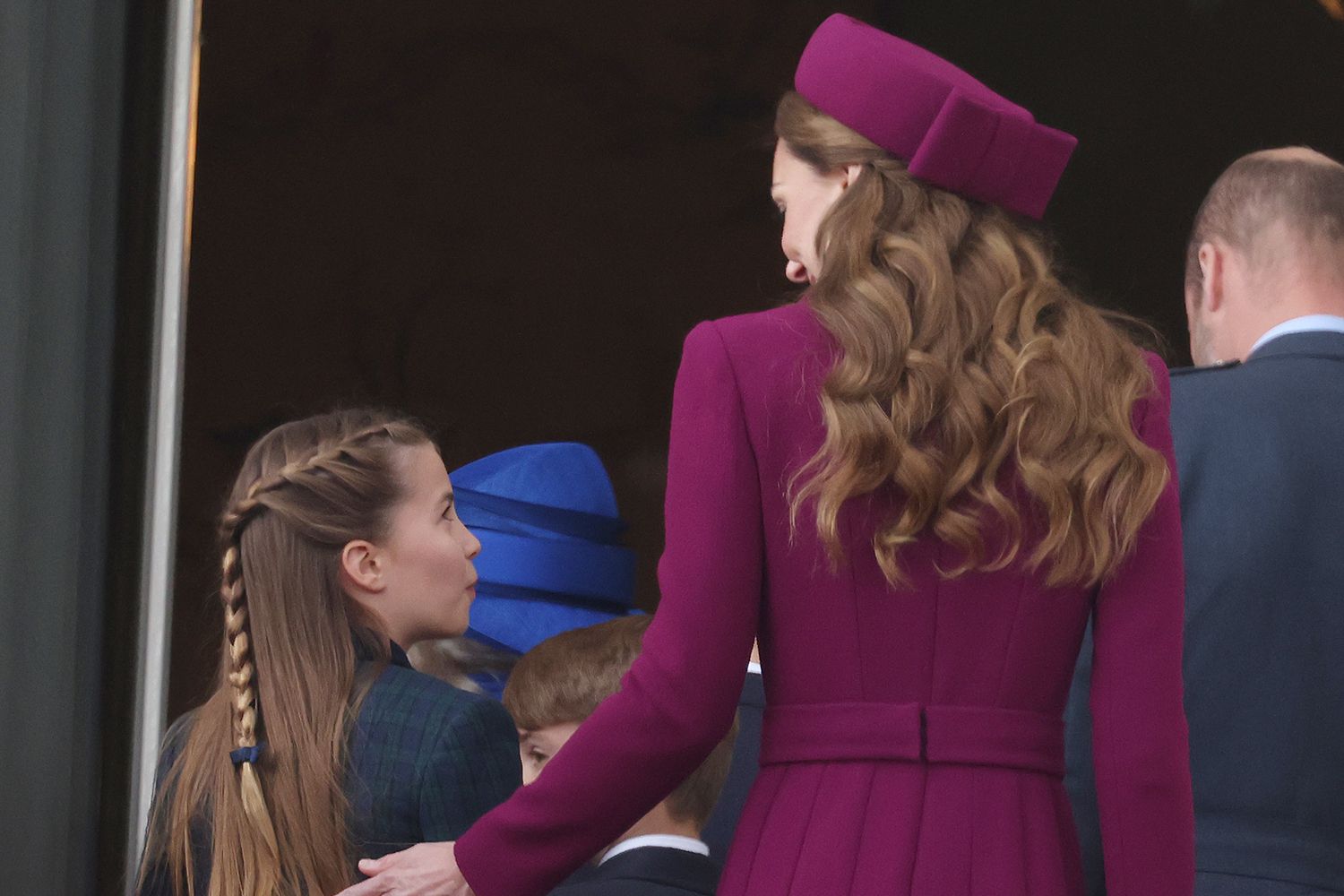 Khoảnh khắc ngọt ngào giữa Vương phi Kate và Công chúa Charlotte trên ban công Cung điện Buckingham khiến fan tan chảy- Ảnh 2. Khoảnh khắc ngọt ngào giữa Vương phi Kate và Công chúa Charlotte trên ban công Cung điện Buckingham khiến fan tan chảy- Ảnh 2.