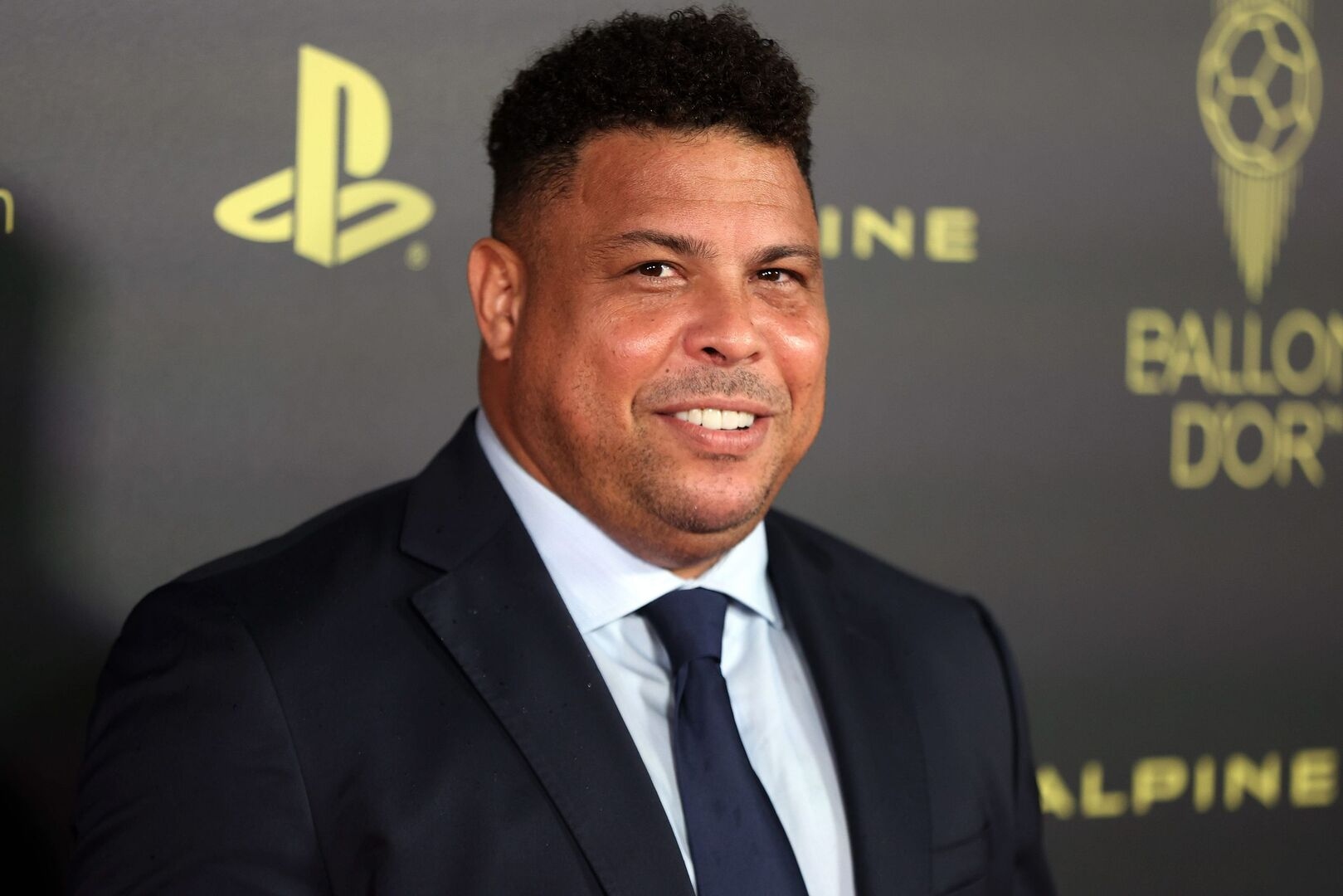 Ronaldo say xỉn đến mức đi không vững, phải cần người dìu ra tận xe- Ảnh 2.
