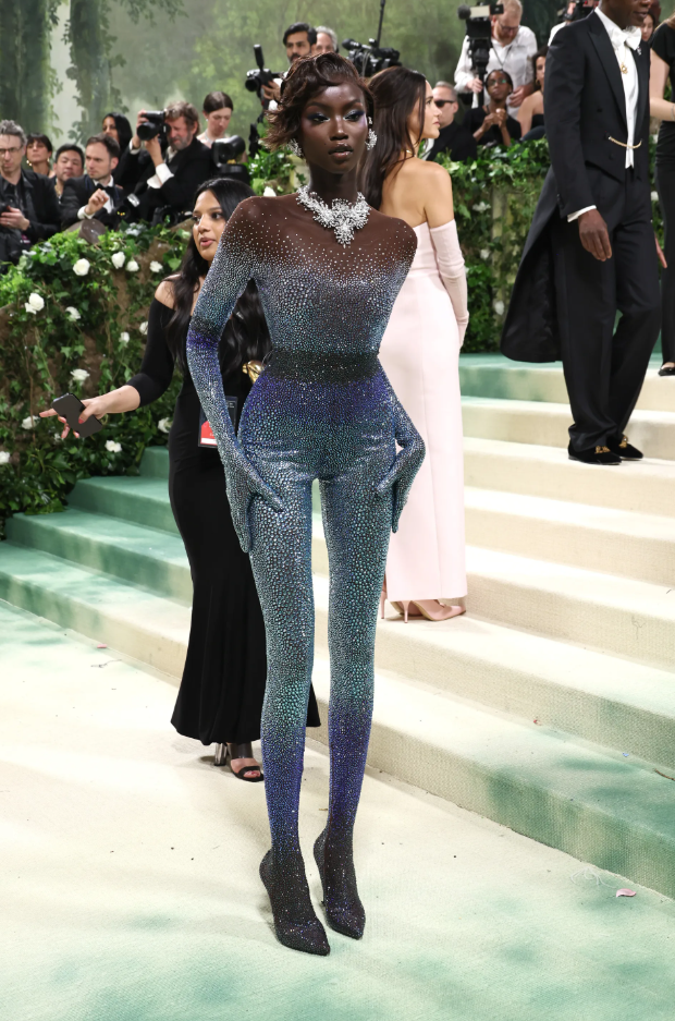 Cô gái vướng drama với Jennie: Năm trước vác 98.000 viên pha lê đi Met Gala, năm nay có còn 