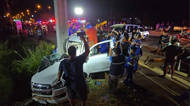 Đi ăn sinh nhật về, gia đình 5 người gặp nạn khiến 3 người tử vong, cứu hộ mở cửa thấy cảnh đau lòng- Ảnh 1. Đi ăn sinh nhật về, gia đình 5 người gặp nạn khiến 3 người tử vong, cứu hộ mở cửa thấy cảnh đau lòng- Ảnh 1.