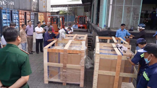 Tóm gọn 2 container thuốc lá lậu sắp xuất nước ngoài- Ảnh 1.