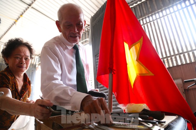 Cựu binh 76 tuổi chạy xe máy xuyên Việt xem lễ diễu binh 30/4: "Tôi đã hoàn thành tâm nguyện"- Ảnh 2. Cựu binh 76 tuổi chạy xe máy xuyên Việt xem lễ diễu binh 30/4: "Tôi đã hoàn thành tâm nguyện"- Ảnh 2.