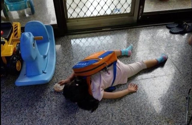 Khoảnh khắc bé gái nằm vật giữa nhà với chiếc cặp đeo trên lưng gây xôn xao- Ảnh 1.