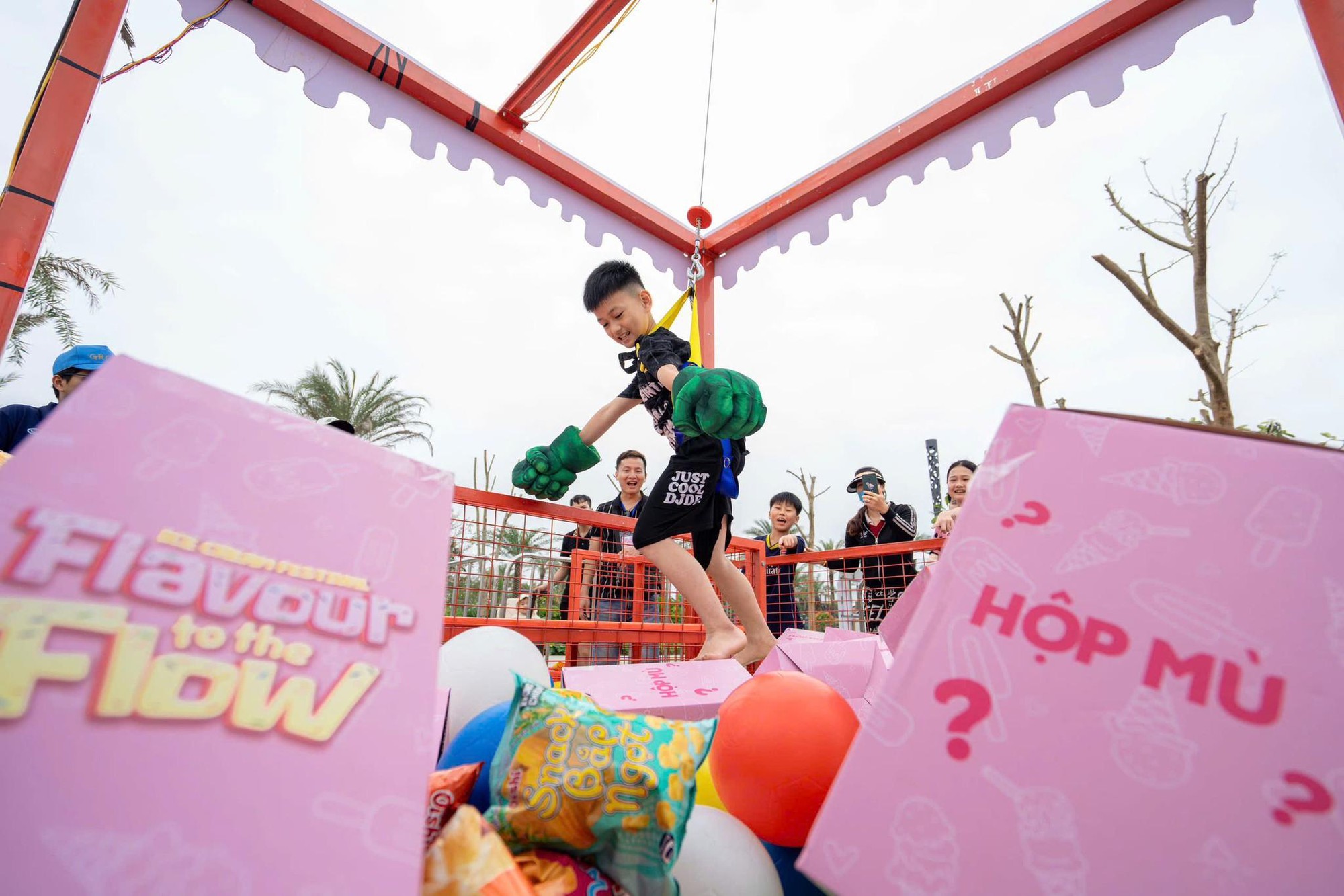 Hơn 10.000 người “đổ bộ” bờ biển Vlasta - Sầm Sơn tham gia Lễ Hội Kem trong dịp nghỉ lễ 30/4 - 01/05- Ảnh 3.