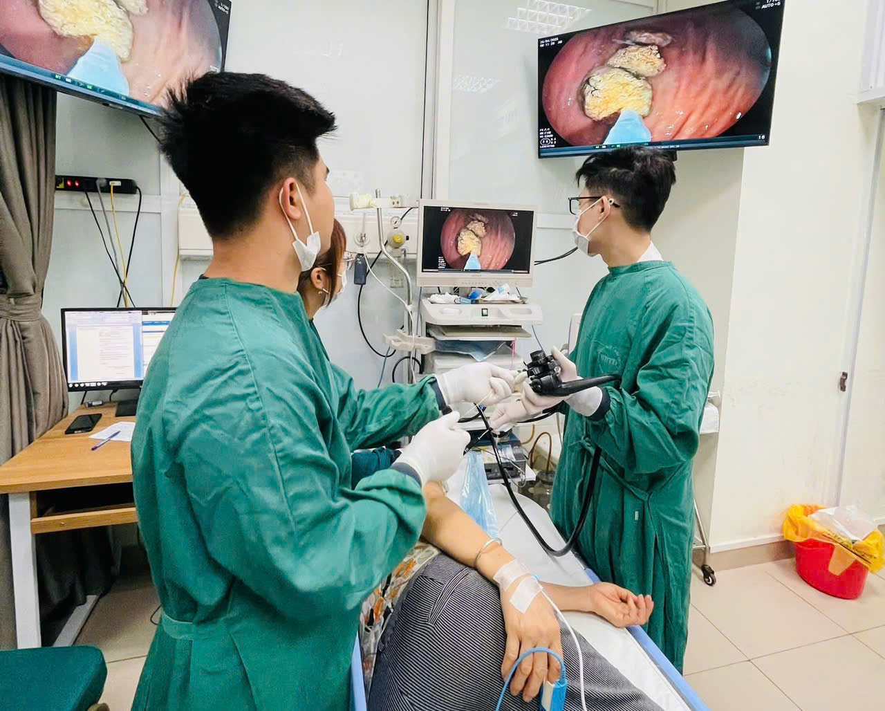 Kinh hoàng phát hiện bã thức ăn to bằng quả trứng trong dạ dày cụ bà do thói quen ăn các loại trái cây xanh- Ảnh 2.