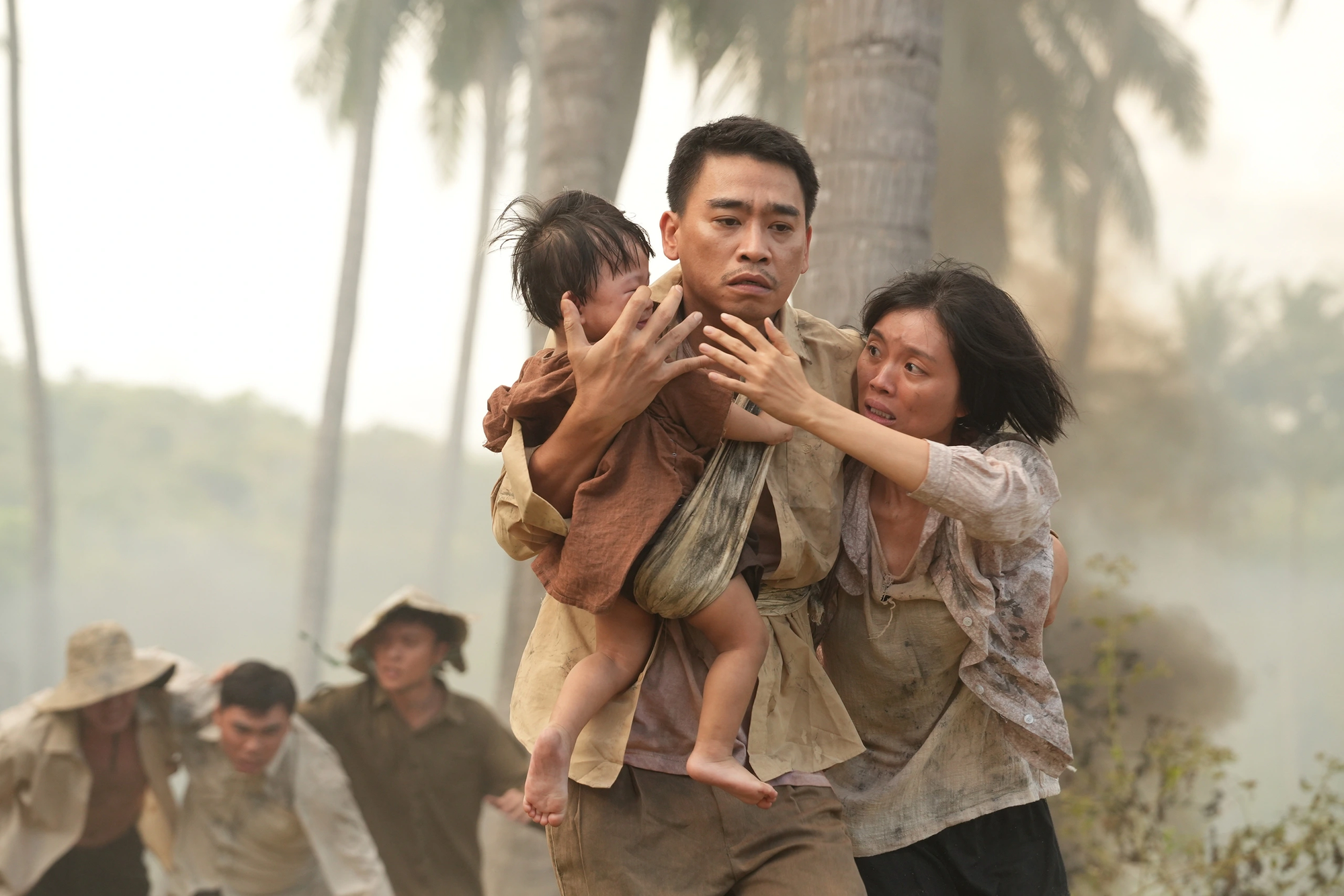 Lý Hải - Minh Hà bị hàng nghìn người bao vây, náo loạn cả một khu phố- Ảnh 5.