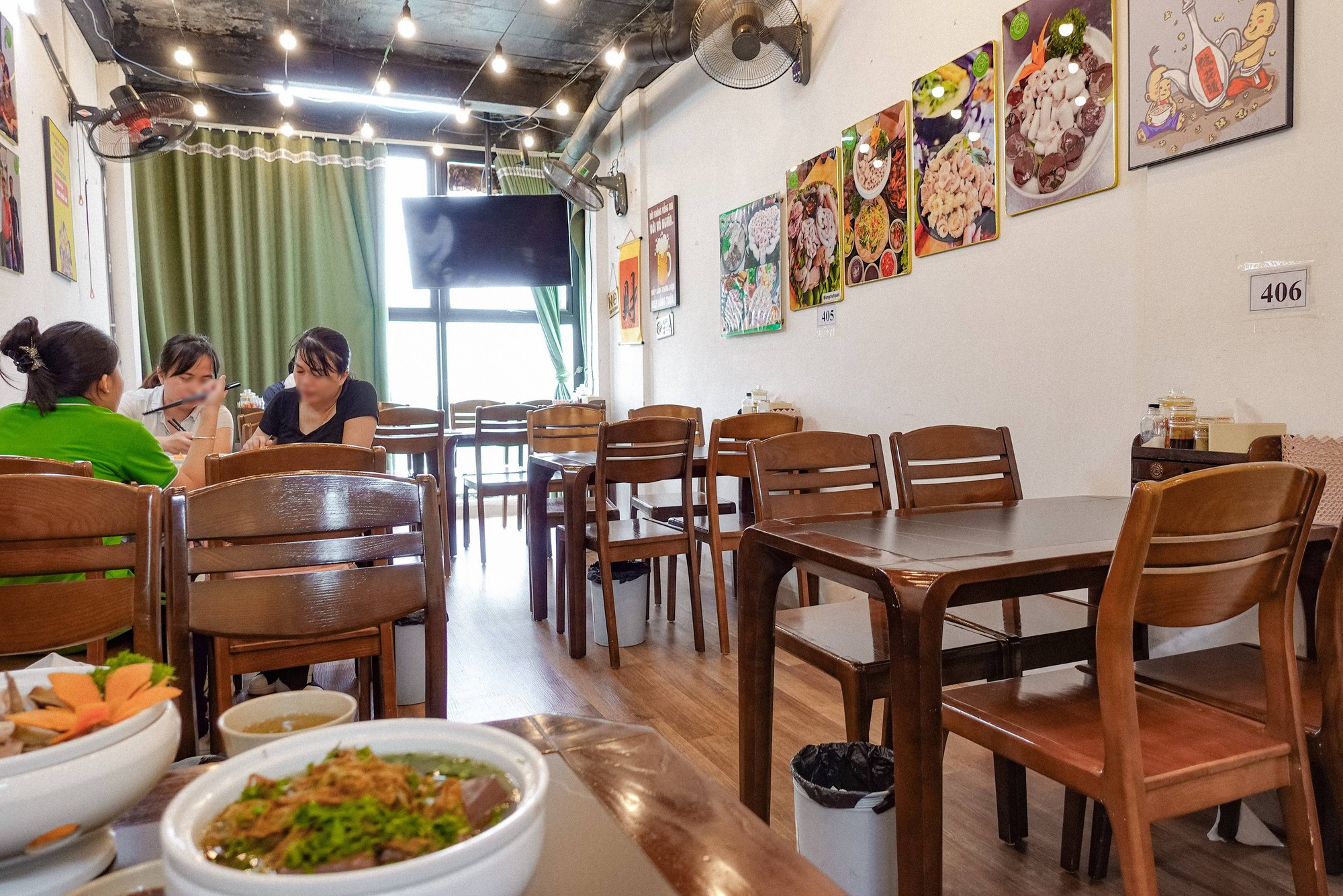 Tình trạng quán Lòng Chát ở trung tâm Hà Nội hiện tại, nhân viên lộ chi tiết bất ngờ về món lòng se điếu- Ảnh 1.