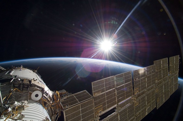 NASA tiết lộ phi hành gia ngoài vũ trụ phải đối mặt với 1 thứ 16 lần/ngày, hại cả thể chất lẫn tinh thần- Ảnh 1.