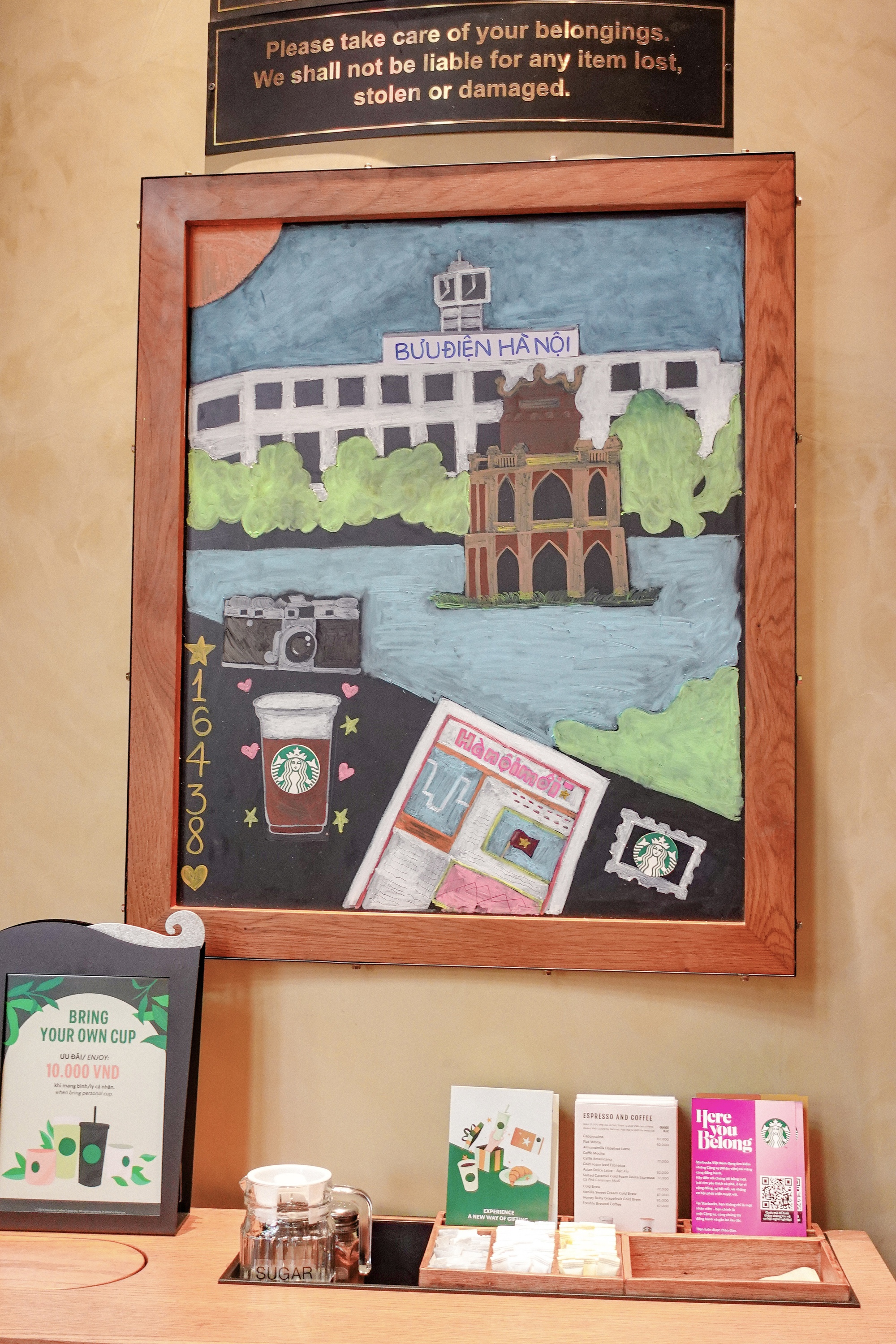 Starbucks Bưu Điện Hà Nội vừa mở đã đông kín, nhưng lại có 1 điểm trừ khiến dân tình tiếc nuối- Ảnh 13.