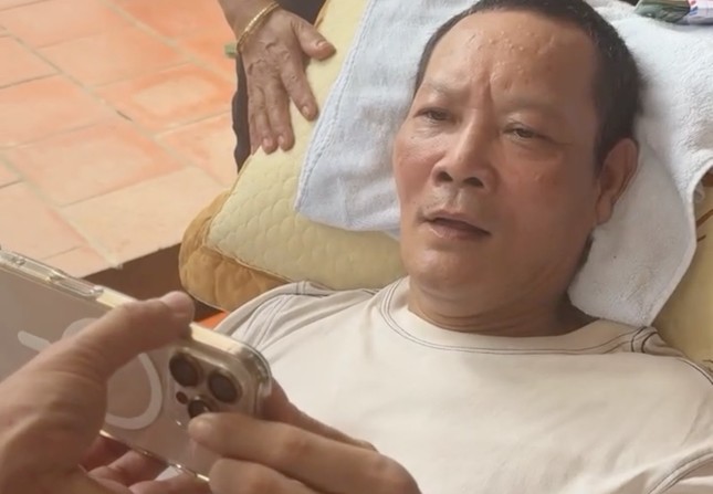 Diễn viên Thái Hòa đột quỵ liệt nửa người: Nằm một chỗ suốt nửa năm, sống nương nhờ vì không có tiền chữa trị- Ảnh 3. Diễn viên Thái Hòa đột quỵ liệt nửa người: Nằm một chỗ suốt nửa năm, sống nương nhờ vì không có tiền chữa trị- Ảnh 3.