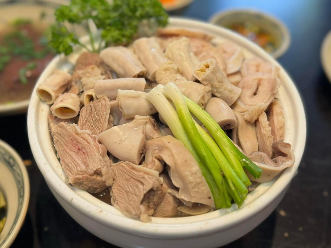 Dân sành ăn tiết lộ loạt quán lòng ngon không phải ai cũng biết ở Hà Nội, bất ngờ với nơi bán 500k/đĩa mà khách vẫn nườm nượp- Ảnh 1.
