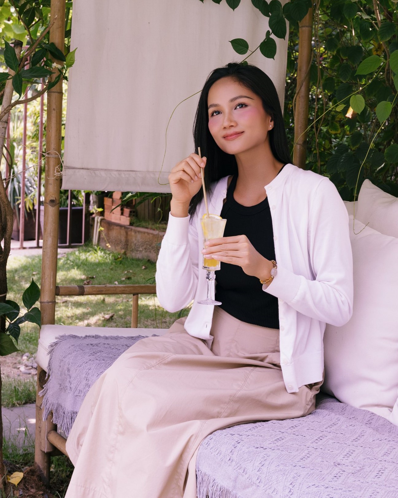 H'Hen Niê đăng ảnh khoe eo sau nửa năm giấu nhẹm, dân tình lại nhớ tới body huyền thoại thời Miss Universe- Ảnh 11.