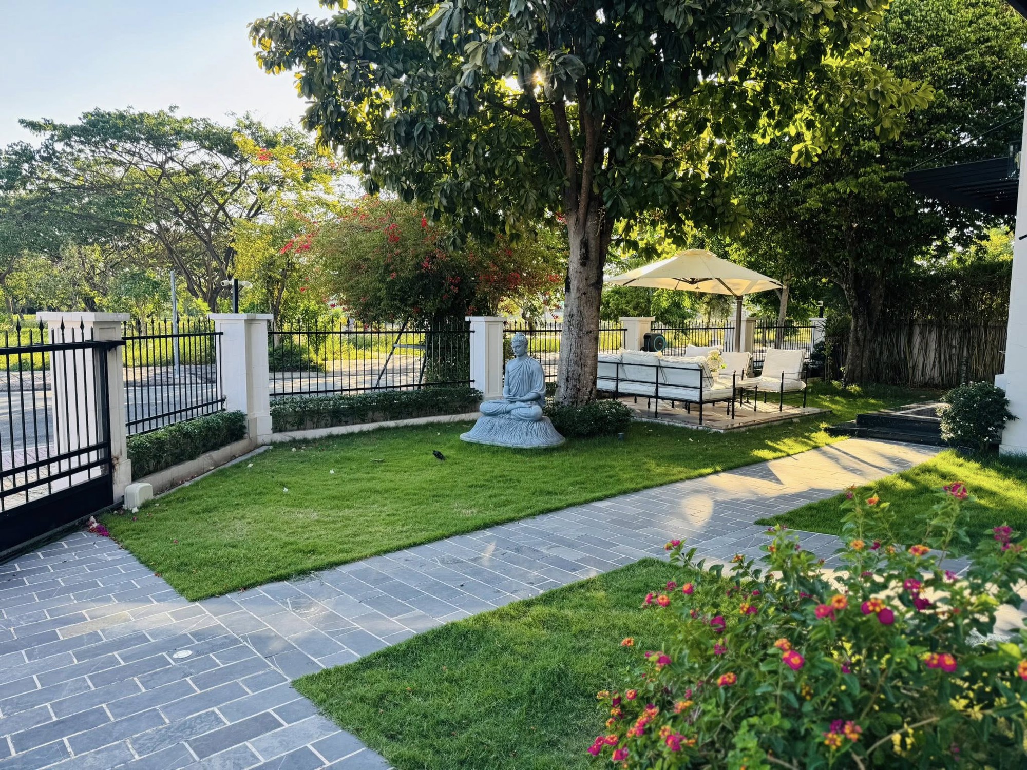 Nam nghệ sĩ sở hữu biệt thự mặt tiền 40 tỷ ở Nhà Bè, nhiều cửa hàng trải khắp cả nước, U40 vẫn lẻ bóng- Ảnh 6.