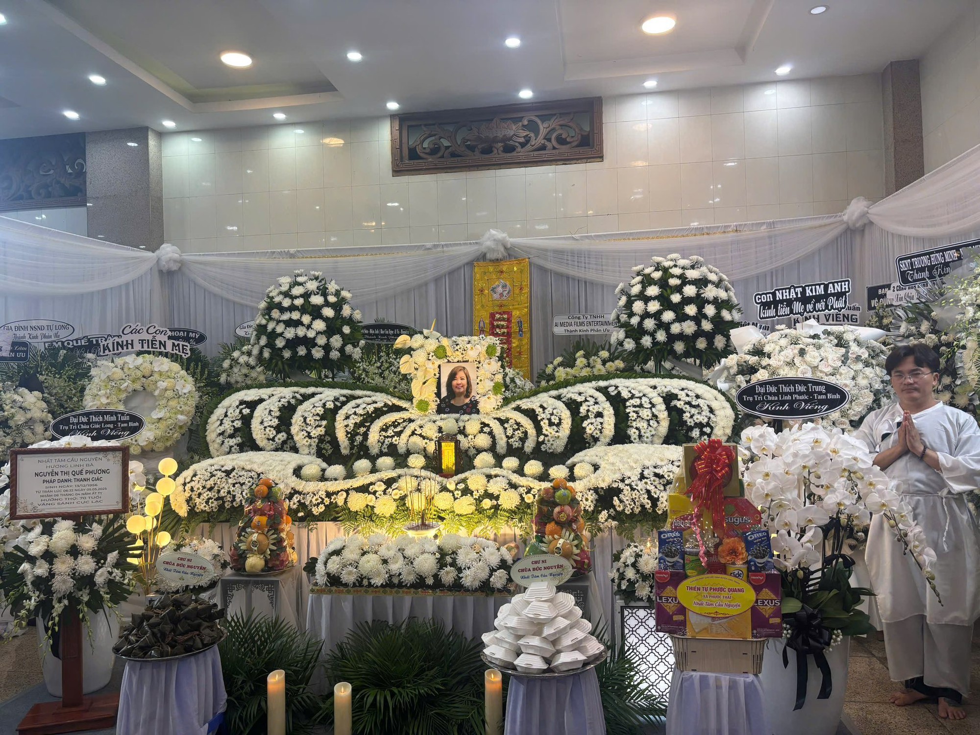 MC Đại Nghĩa lặng người đứng trước di ảnh mẹ, sao nữ nói 1 câu gây xót xa- Ảnh 2.