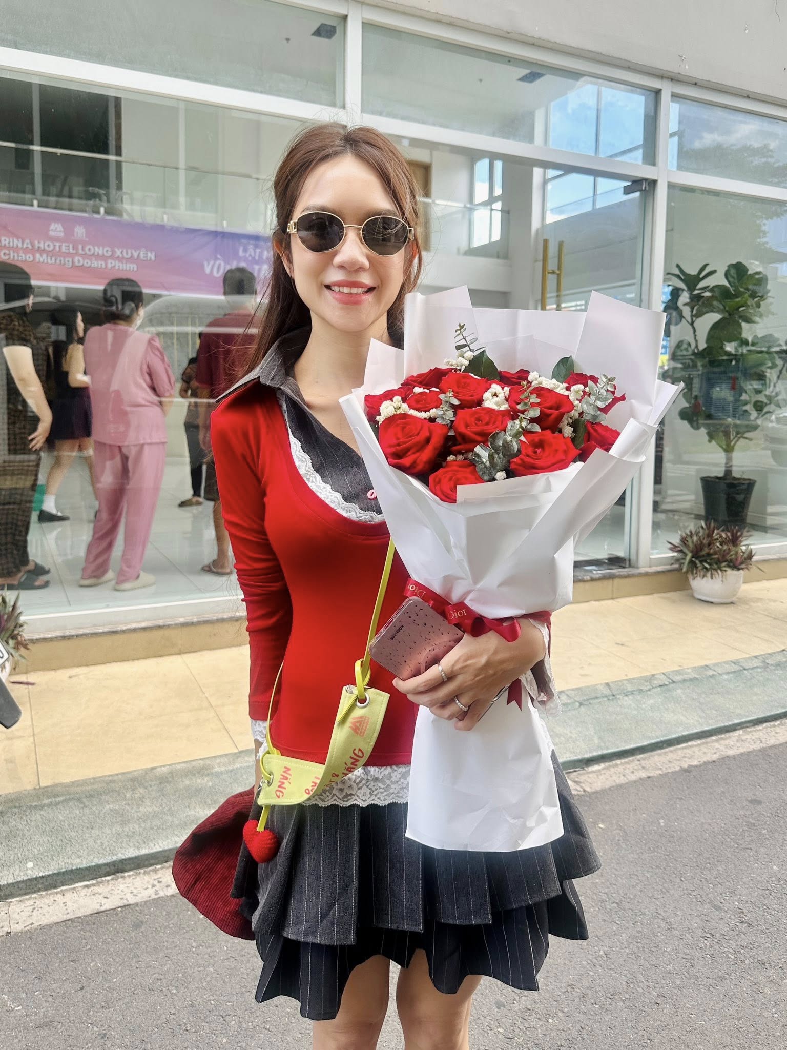 Trẻ lâu như Minh Hà - vợ Lý Hải: Đánh bay hình ảnh "mẹ 4 con" bằng chiếc váy giá chưa tới 2 triệu- Ảnh 1.