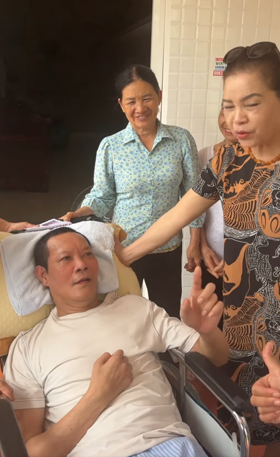 Diễn viên Thái Hòa đột quỵ liệt nửa người: Nằm một chỗ suốt nửa năm, sống nương nhờ vì không có tiền chữa trị- Ảnh 2. Diễn viên Thái Hòa đột quỵ liệt nửa người: Nằm một chỗ suốt nửa năm, sống nương nhờ vì không có tiền chữa trị- Ảnh 2.