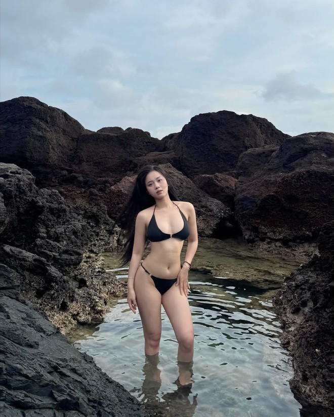 Bạn gái “nam thần” U23 Việt Nam diện bikini khoe body “nóng bỏng mắt”, bốc lửa không kém Yến Xuân, xứng danh nhất nhì làng WAGs - Ảnh 1.