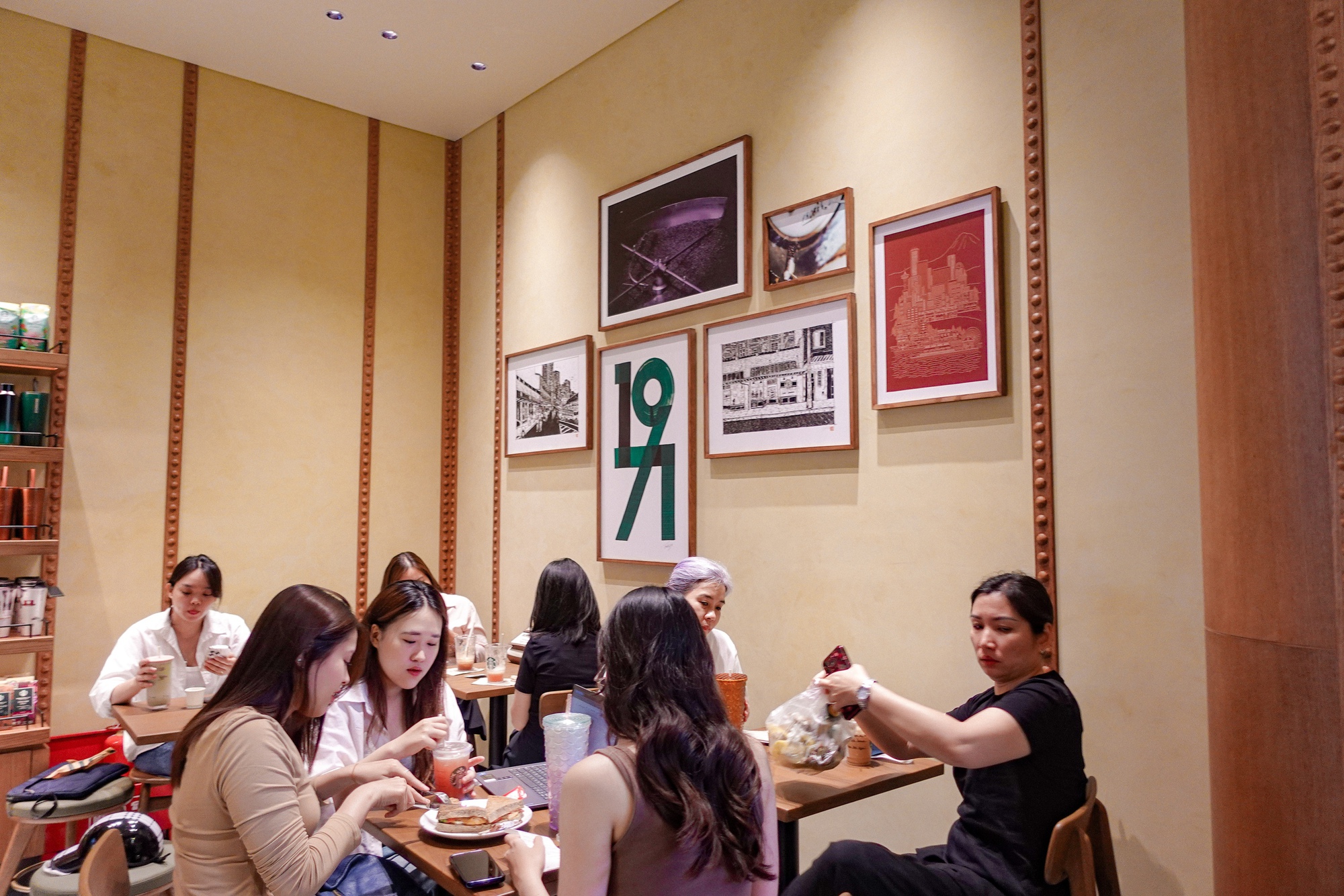Starbucks Bưu Điện Hà Nội vừa mở đã đông kín, nhưng lại có 1 điểm trừ khiến dân tình tiếc nuối- Ảnh 1.