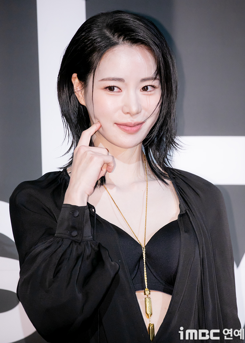 "Kẻ thù" của Song Hye Kyo mới cắt tóc ngắn quá đỗi xinh đẹp, đây chính là kiểu tóc sang và "hack" tuổi đỉnh cho phụ nữ U40- Ảnh 10.