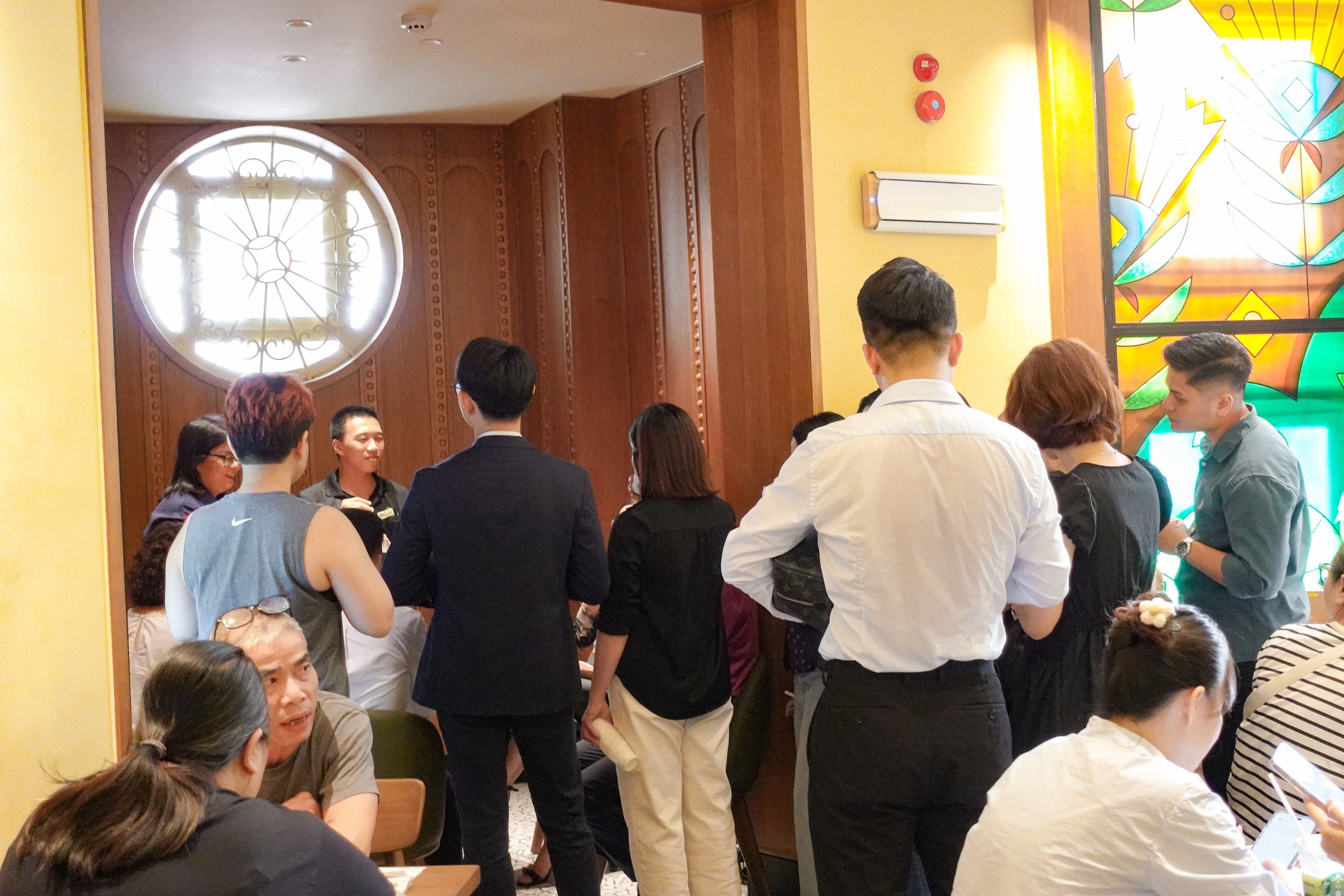 Starbucks Bưu Điện Hà Nội vừa mở đã đông kín, nhưng lại có 1 điểm trừ khiến dân tình tiếc nuối- Ảnh 3.