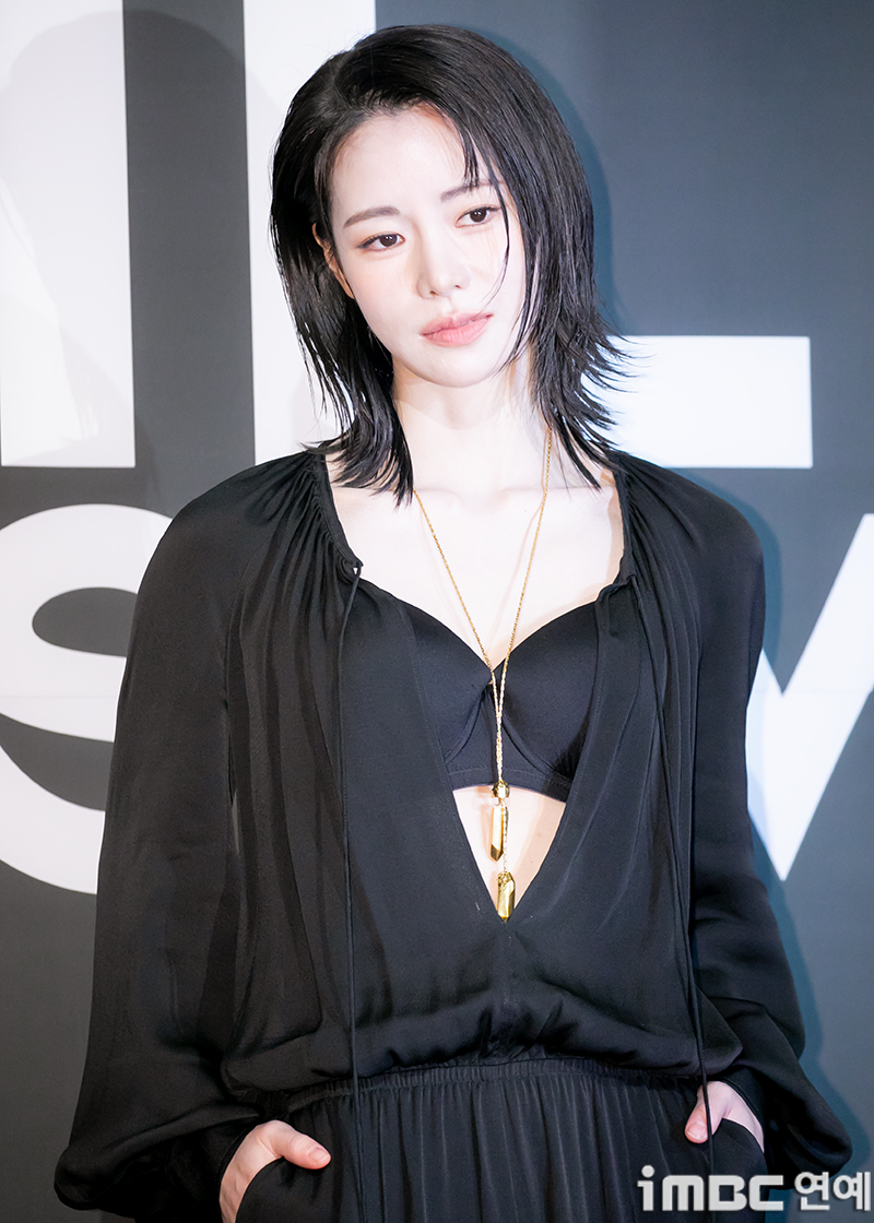 "Kẻ thù" của Song Hye Kyo mới cắt tóc ngắn quá đỗi xinh đẹp, đây chính là kiểu tóc sang và "hack" tuổi đỉnh cho phụ nữ U40- Ảnh 11.