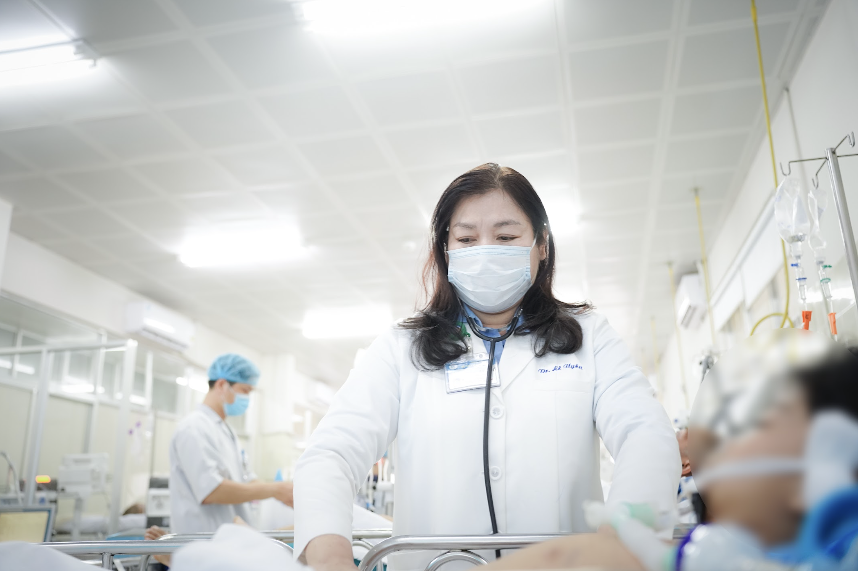 Bệnh viện Chợ Rẫy miễn 100% viện phí cho bé trai bị cây rơi trúng đầu- Ảnh 1.