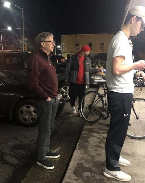 Bắt gặp Bill Gates ngồi ăn sầu riêng- Ảnh 2.