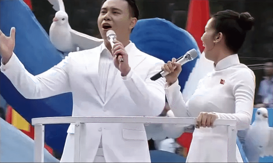 Màn trình diễn hit 3 tỷ view tại Đại lễ 30/4 nhanh chóng đạt 1 trending, Võ Hạ Trâm có động thái đặc biệt- Ảnh 2. Màn trình diễn hit 3 tỷ view tại Đại lễ 30/4 nhanh chóng đạt 1 trending, Võ Hạ Trâm có động thái đặc biệt- Ảnh 2.
