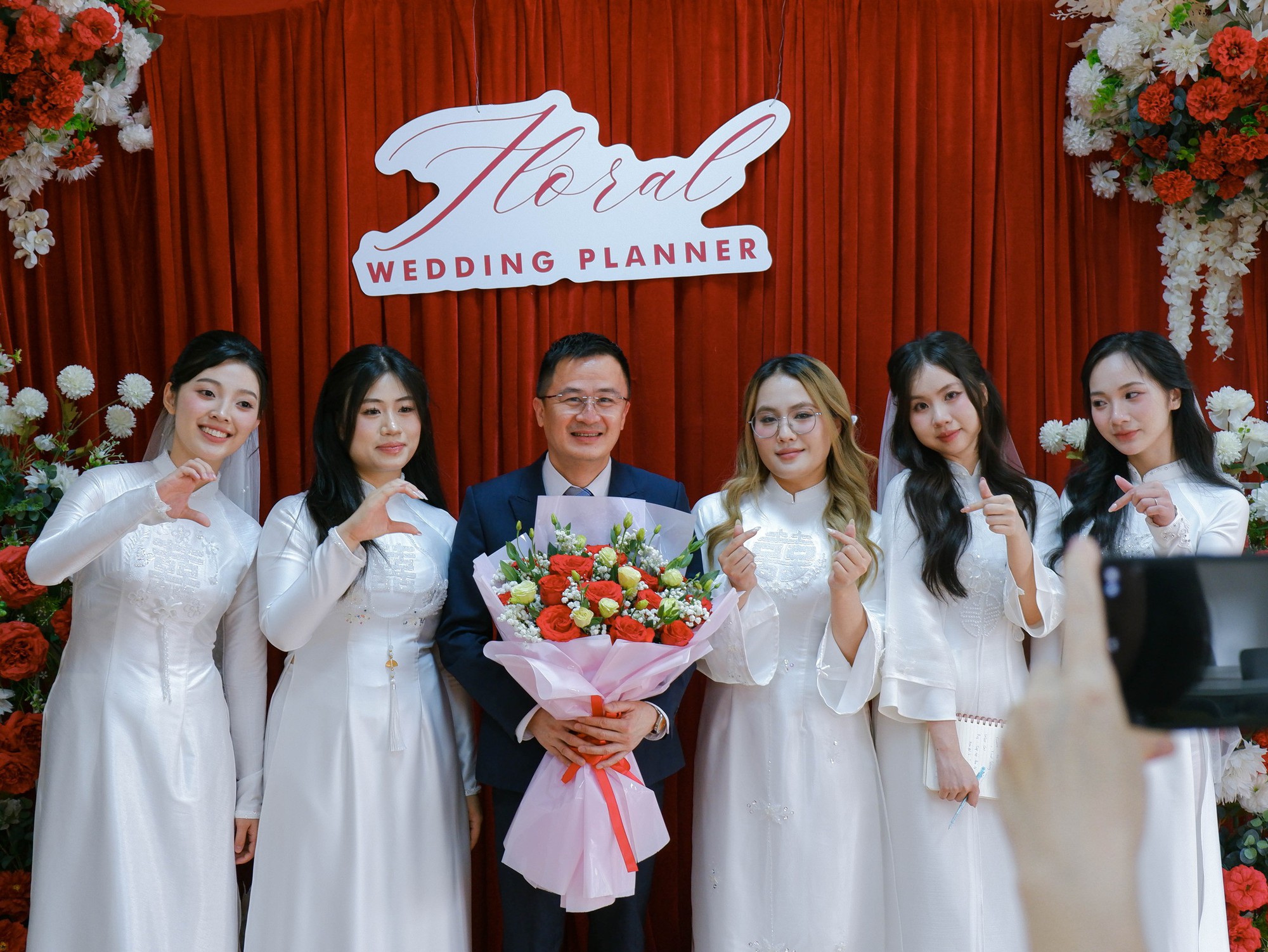 Đồ án tốt nghiệp của "con nhà người ta" sáng tạo đến mức bê cả đám hỏi đến trường: Sinh viên hóa cô dâu, thầy cô thành khách mời hết!- Ảnh 7.