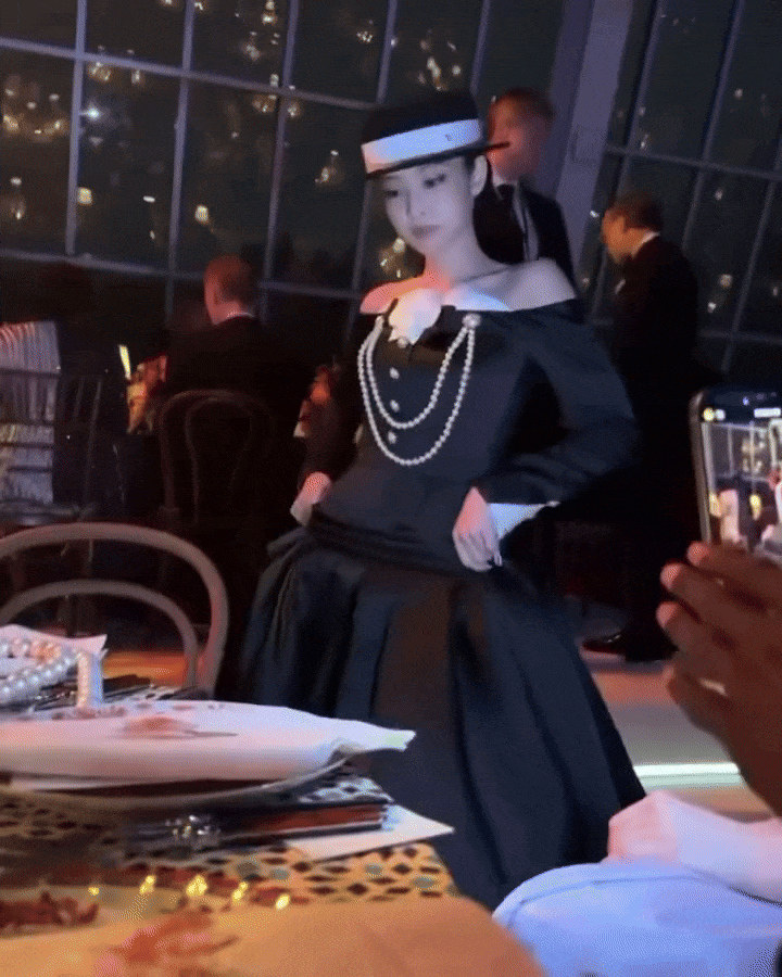 Jennie không quậy thì ai quậy: Màn ảo thuật cởi váy tại Met Gala khiến 2,1 triệu người sốc!- Ảnh 1. Jennie không quậy thì ai quậy: Màn ảo thuật cởi váy tại Met Gala khiến 2,1 triệu người sốc!- Ảnh 1.
