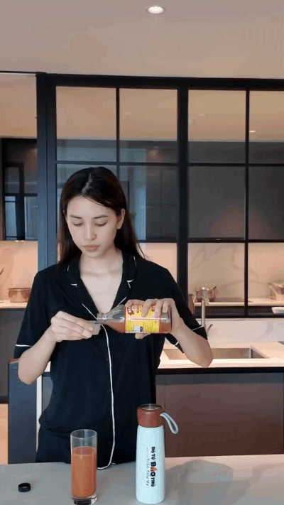 Mỹ nh&acirc;n "ngh&igrave;n năm c&oacute; một" cứ 8 giờ s&aacute;ng l&agrave; uống loại nước n&agrave;y để da s&aacute;ng d&aacute;ng đẹp, chị em l&agrave;m theo cực dễ- Ảnh 3.