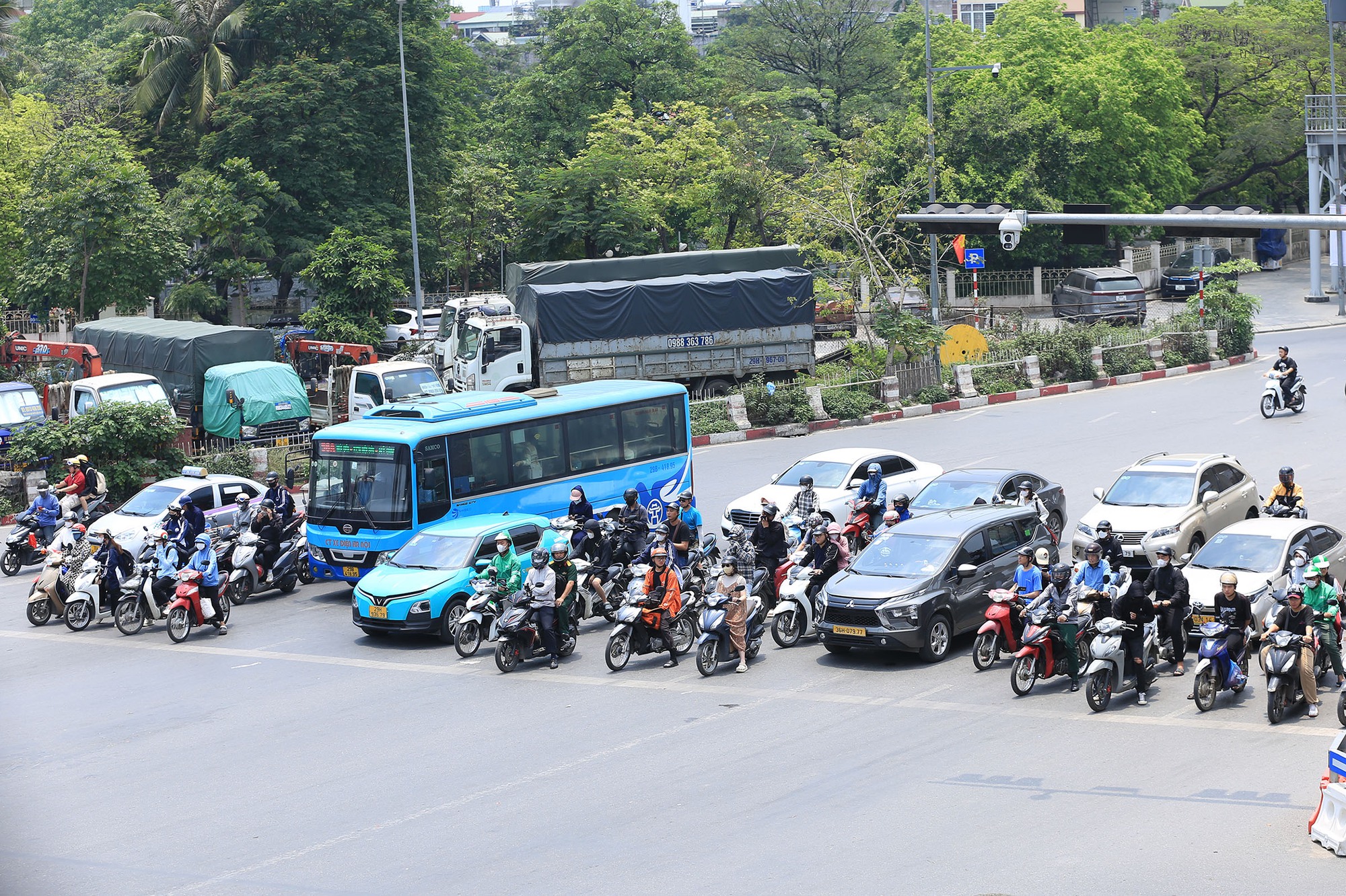 Vừa vào Hè, Hà Nội đã nắng gay gắt 37 độ C: Người dân vã mồ hôi "quay cuồng" tìm chỗ trú giữa trưa nóng- Ảnh 5.