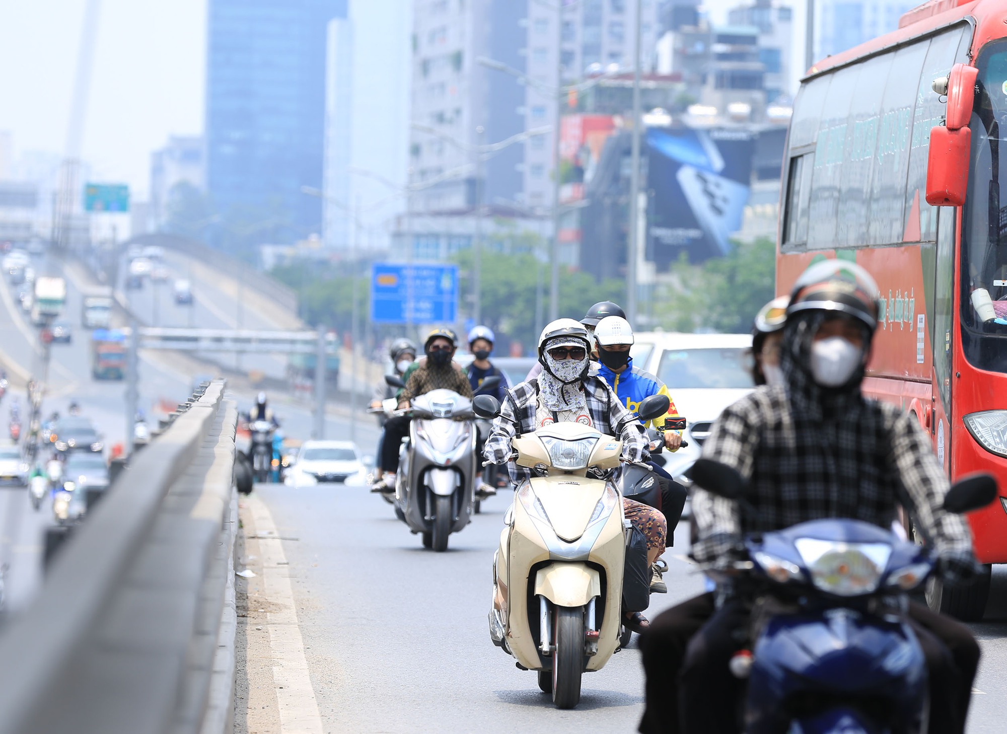 Vừa vào Hè, Hà Nội đã nắng gay gắt 37 độ C: Người dân vã mồ hôi "quay cuồng" tìm chỗ trú giữa trưa nóng- Ảnh 3.