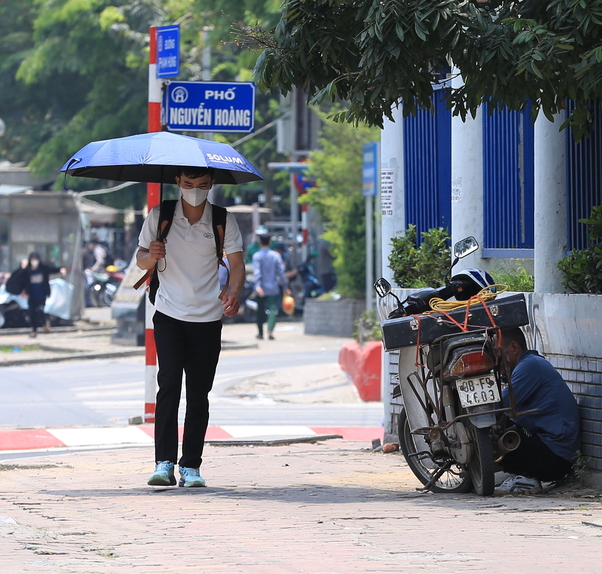 Vừa vào Hè, Hà Nội đã nắng gay gắt 37 độ C: Người dân vã mồ hôi "quay cuồng" tìm chỗ trú giữa trưa nóng- Ảnh 11.