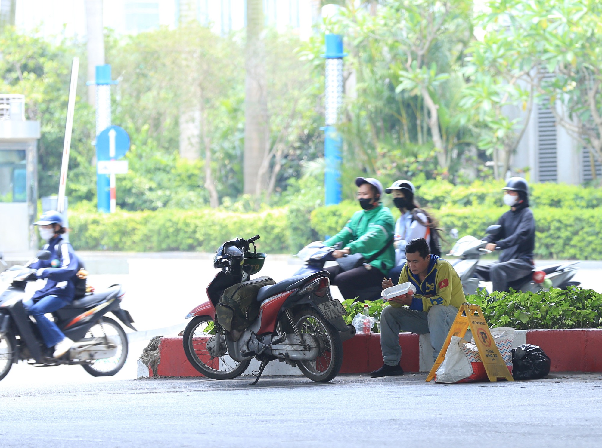 Vừa vào Hè, Hà Nội đã nắng gay gắt 37 độ C: Người dân vã mồ hôi "quay cuồng" tìm chỗ trú giữa trưa nóng- Ảnh 9.