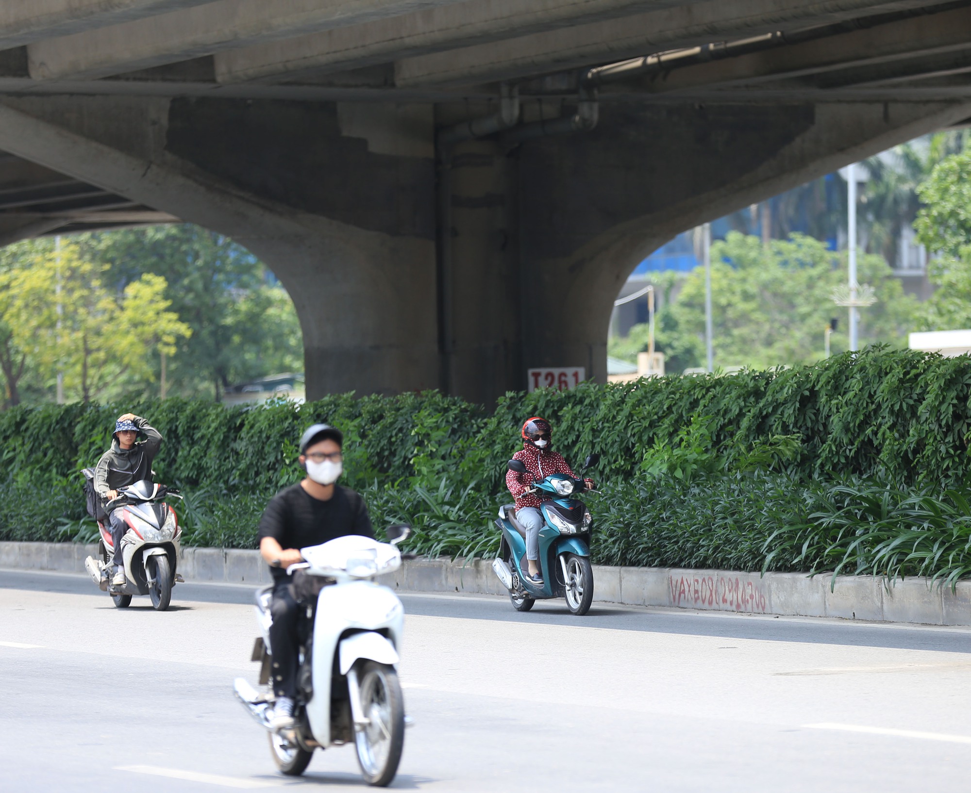 Vừa vào Hè, Hà Nội đã nắng gay gắt 37 độ C: Người dân vã mồ hôi "quay cuồng" tìm chỗ trú giữa trưa nóng- Ảnh 8.