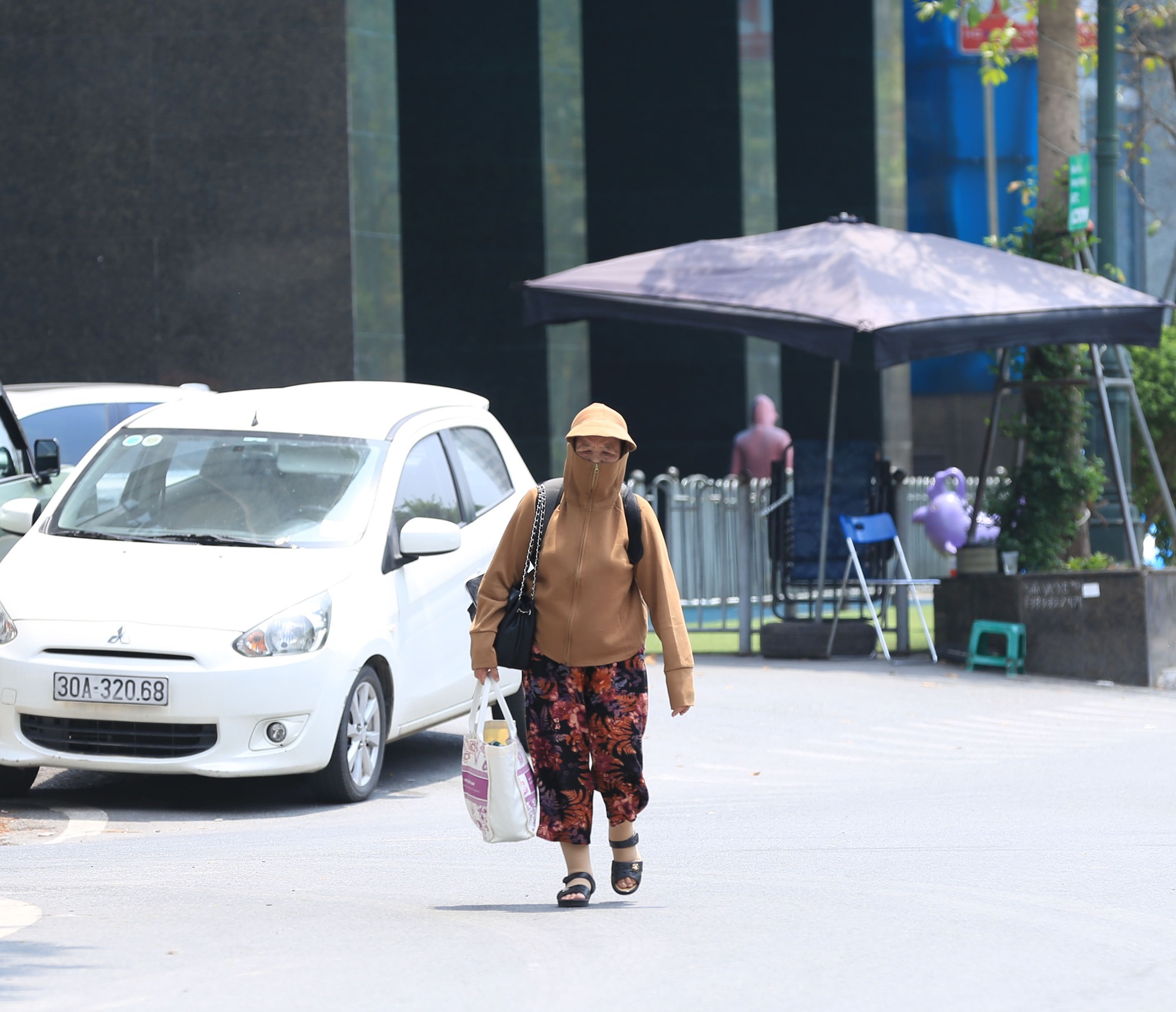 Vừa vào Hè, Hà Nội đã nắng gay gắt 37 độ C: Người dân vã mồ hôi "quay cuồng" tìm chỗ trú giữa trưa nóng- Ảnh 4.