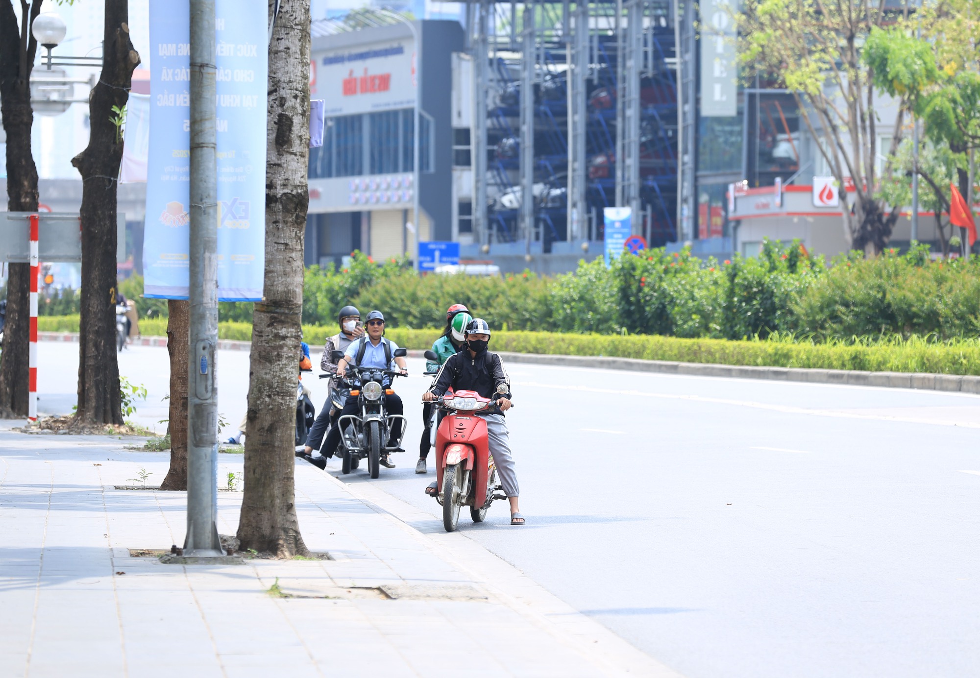 Vừa vào Hè, Hà Nội đã nắng gay gắt 37 độ C: Người dân vã mồ hôi "quay cuồng" tìm chỗ trú giữa trưa nóng- Ảnh 7.