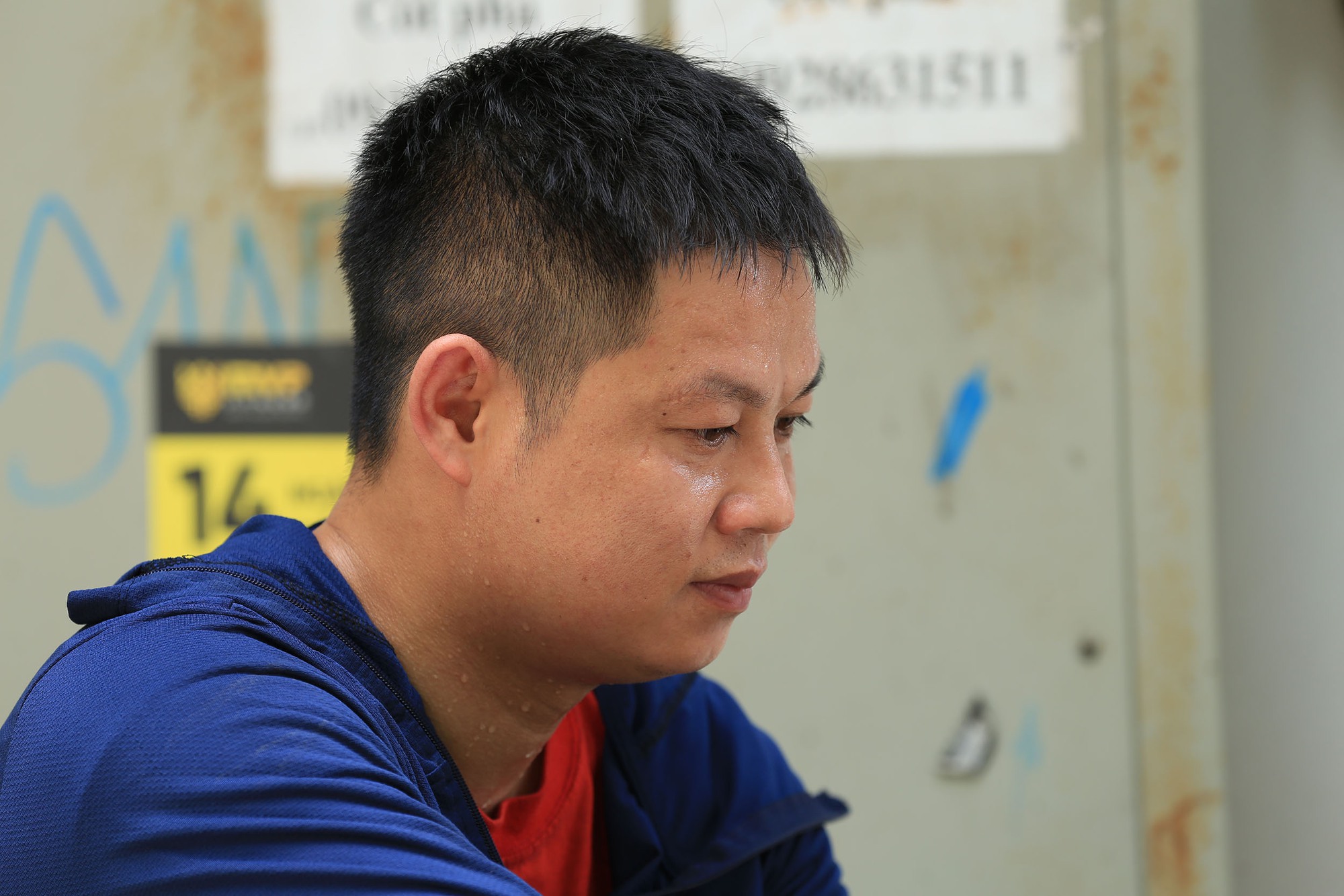Vừa vào Hè, Hà Nội đã nắng gay gắt 37 độ C: Người dân vã mồ hôi "quay cuồng" tìm chỗ trú giữa trưa nóng- Ảnh 13.