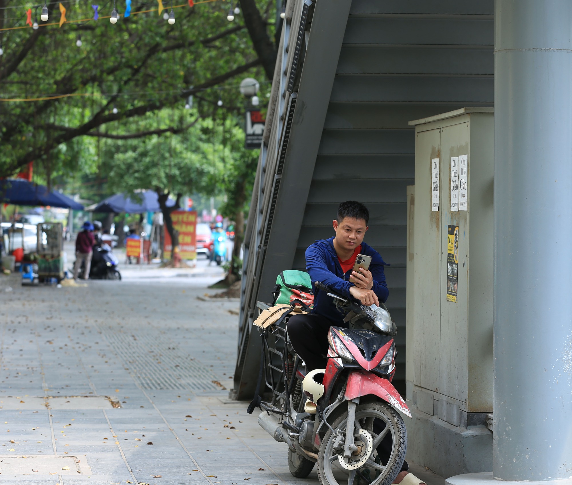 Vừa vào Hè, Hà Nội đã nắng gay gắt 37 độ C: Người dân vã mồ hôi "quay cuồng" tìm chỗ trú giữa trưa nóng- Ảnh 12.