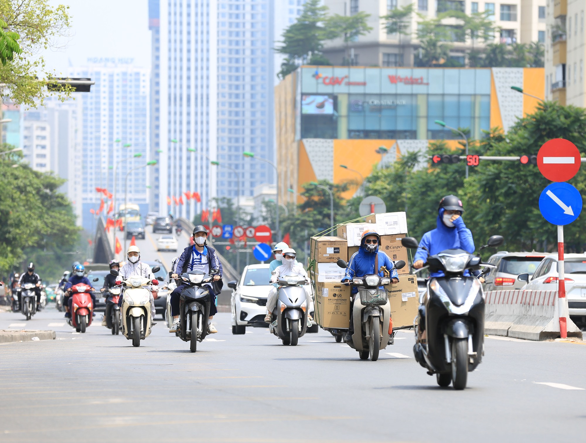 Vừa vào Hè, Hà Nội đã nắng gay gắt 37 độ C: Người dân vã mồ hôi "quay cuồng" tìm chỗ trú giữa trưa nóng- Ảnh 1.