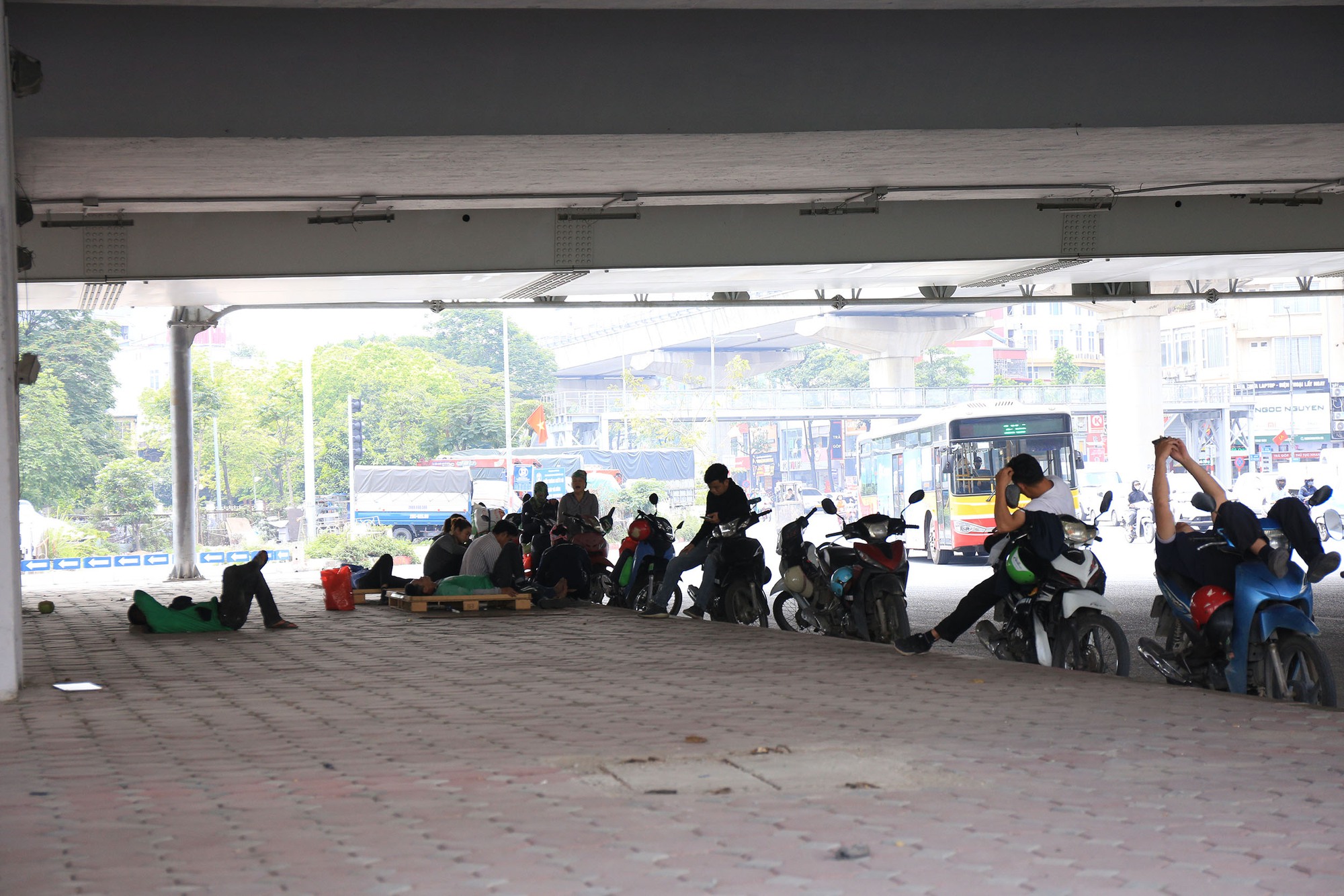 Vừa vào Hè, Hà Nội đã nắng gay gắt 37 độ C: Người dân vã mồ hôi "quay cuồng" tìm chỗ trú giữa trưa nóng- Ảnh 10.