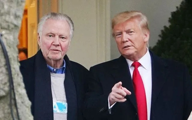 Cha của Angelina Jolie có đứng sau kế hoạch giải cứu Hollywood của Tổng thống Donald Trump?- Ảnh 1. Cha của Angelina Jolie có đứng sau kế hoạch giải cứu Hollywood của Tổng thống Donald Trump?- Ảnh 1.