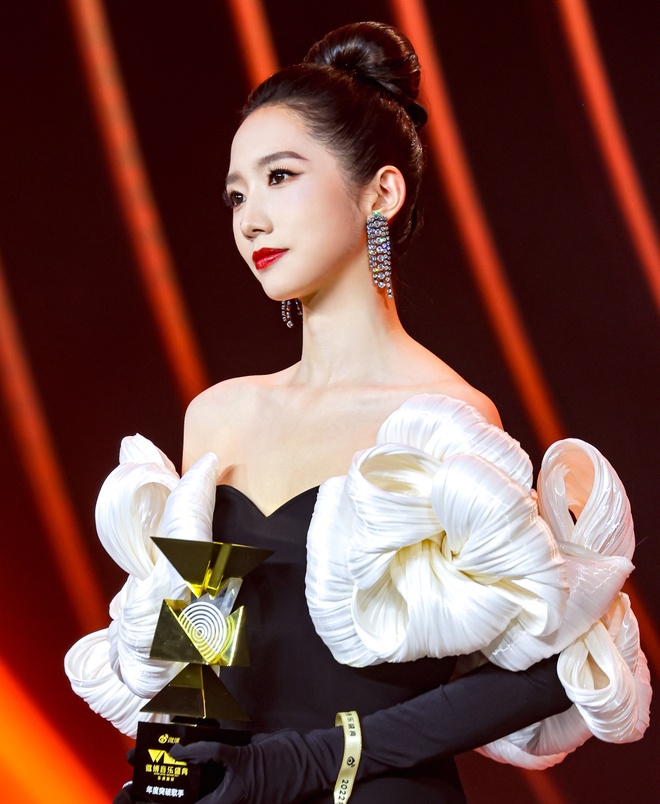 Cựu center quốc dân trở lại làm idol, netizen “dí” bằng được scandal chấn động- Ảnh 4.