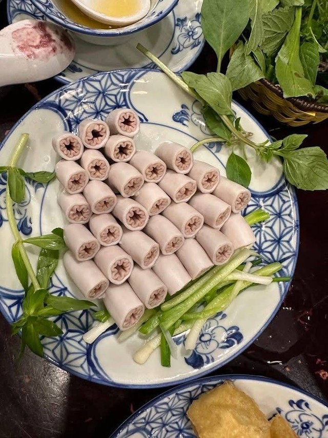 Dân sành ăn tiết lộ loạt quán lòng ngon không phải ai cũng biết ở Hà Nội, bất ngờ với nơi bán 500k/đĩa mà khách vẫn nườm nượp- Ảnh 5.
