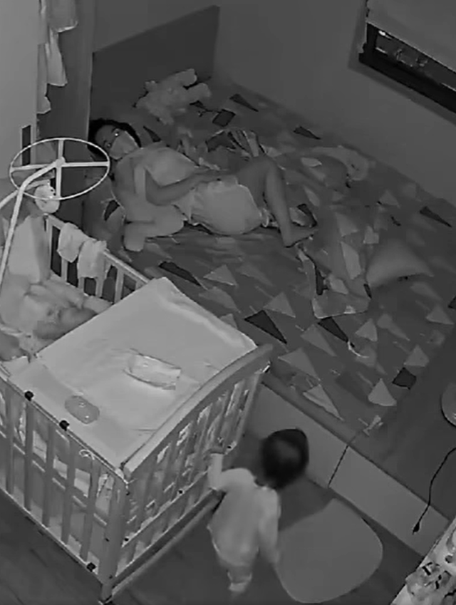 Bé gái 1 tuổi đi tìm mẹ giữa đêm, clip ghi lại cảnh tượng không thể ngờ sau đó khiến hàng triệu người nghẹn lại- Ảnh 1.
